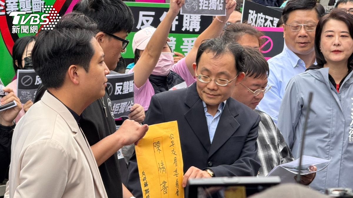外送產業工會今日向公平會遞交陳情書。（圖／謝佩穎攝）