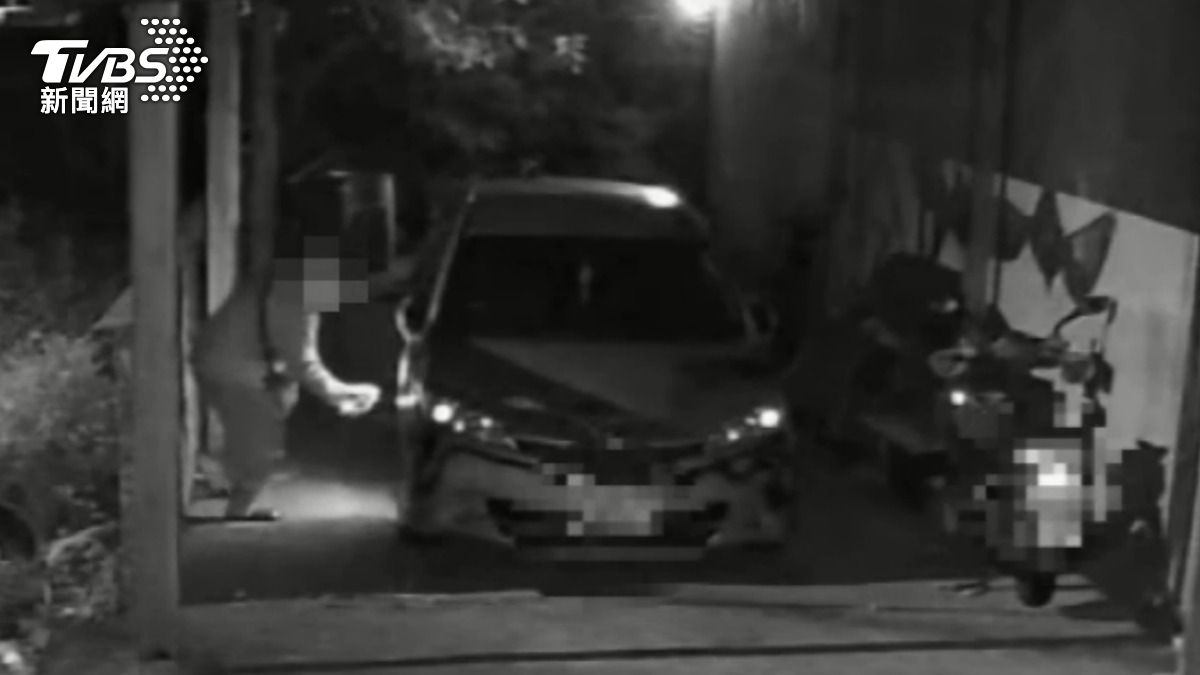 愛車慘遭噴漆,調監視器發現犯人是自己的親叔叔。(圖/TVBS)
