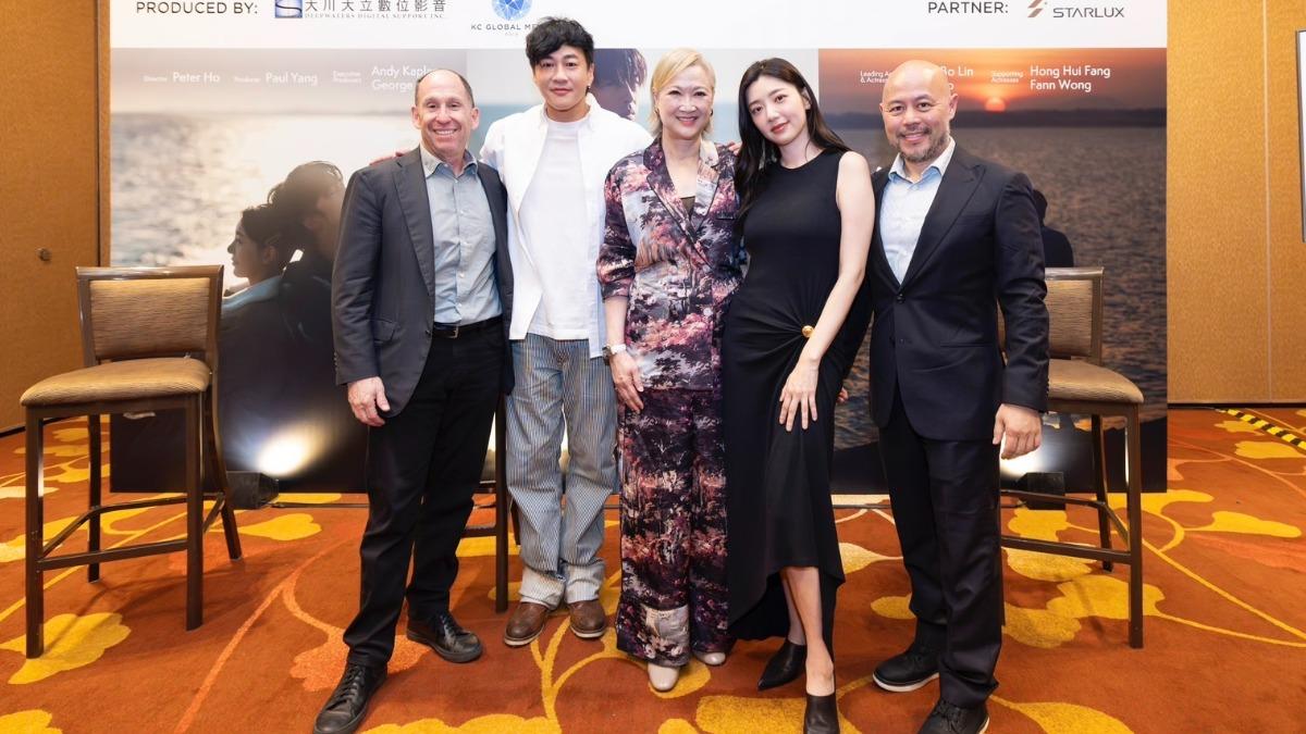 導演何潤東(左2)、洪慧芳(中)與郭雪芙(右二)在新加坡替新戲《不如海邊吹吹風》造勢。(圖/AXN提供)