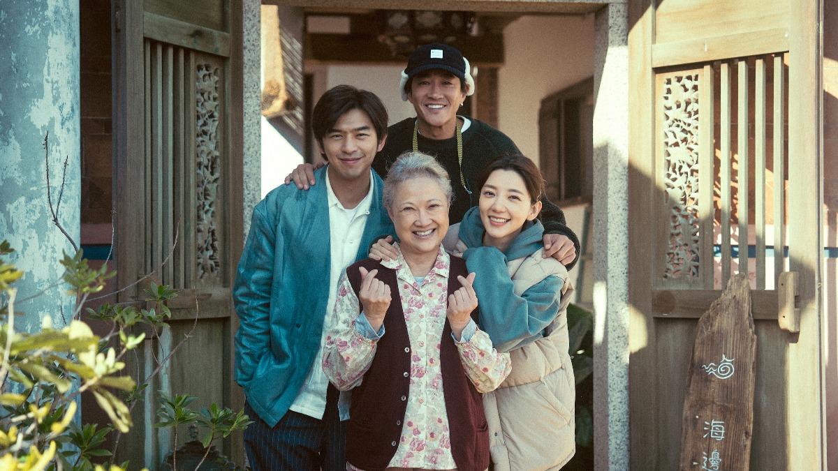 《不如海邊吹吹風》導演何潤東(後)、主演郭雪芙(右)和飾演奶奶的洪慧芳(前)在新加坡ATF一起為戲宣傳。。(圖/大川大立提供)