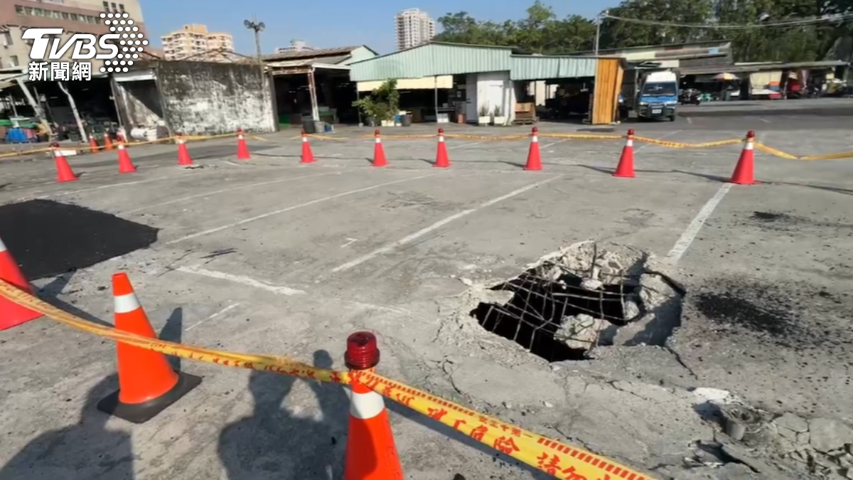 台南停車場驚見天坑!砂石車「歪一邊」險墜地下室 駕駛傻眼