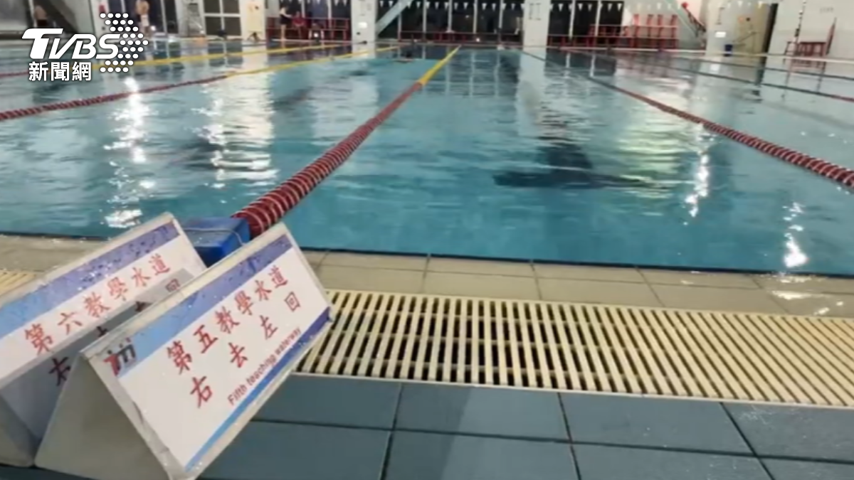 運動中心救生員滑手機!游泳教練「沉池底13分鐘」溺斃