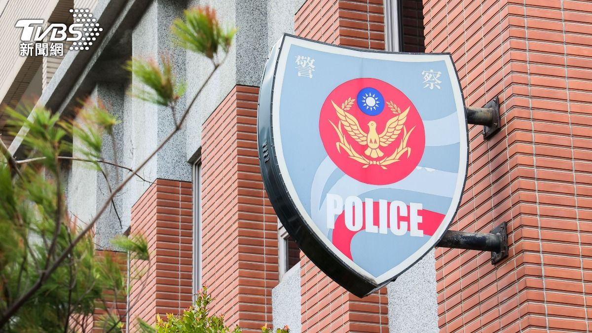 新北25歲警「摸腰」打招呼挨告性騷　下場慘被法辦、調職處分