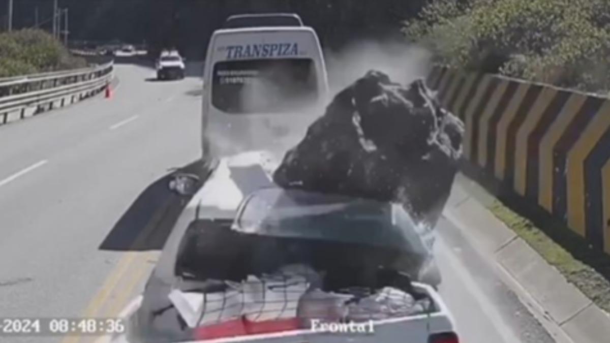 秘魯落石砸車「有台灣人」!皮卡車淪廢鐵釀3死 外交部證實了