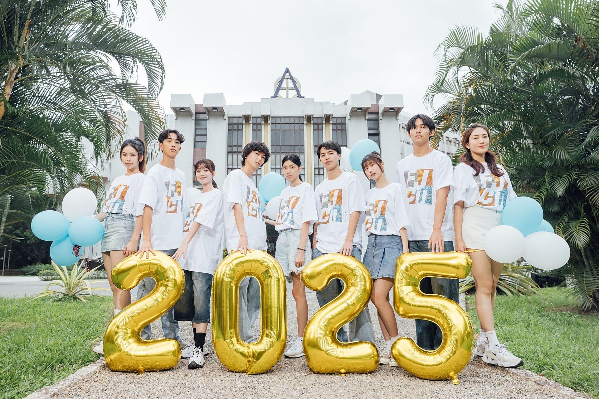 輔仁大學2025年月曆的模特兒們。(圖/輔大提供)