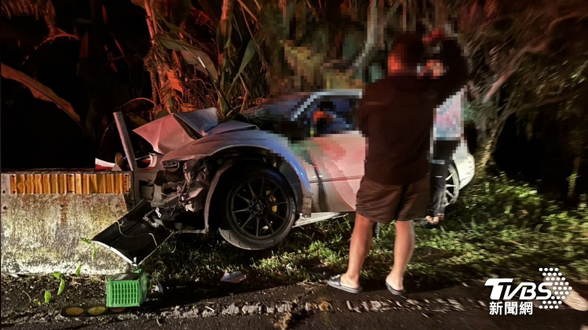 快訊/台南轎車猛撞橋墩「3人困變形車體」 駕駛傷重身亡