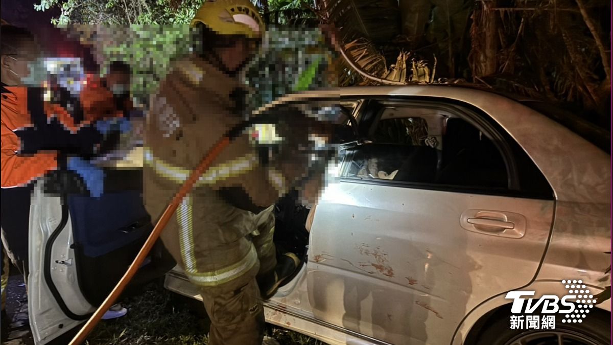 警消獲報後趕抵現場,發現自撞的小客車車體已經嚴重變形。(圖/TVBS)