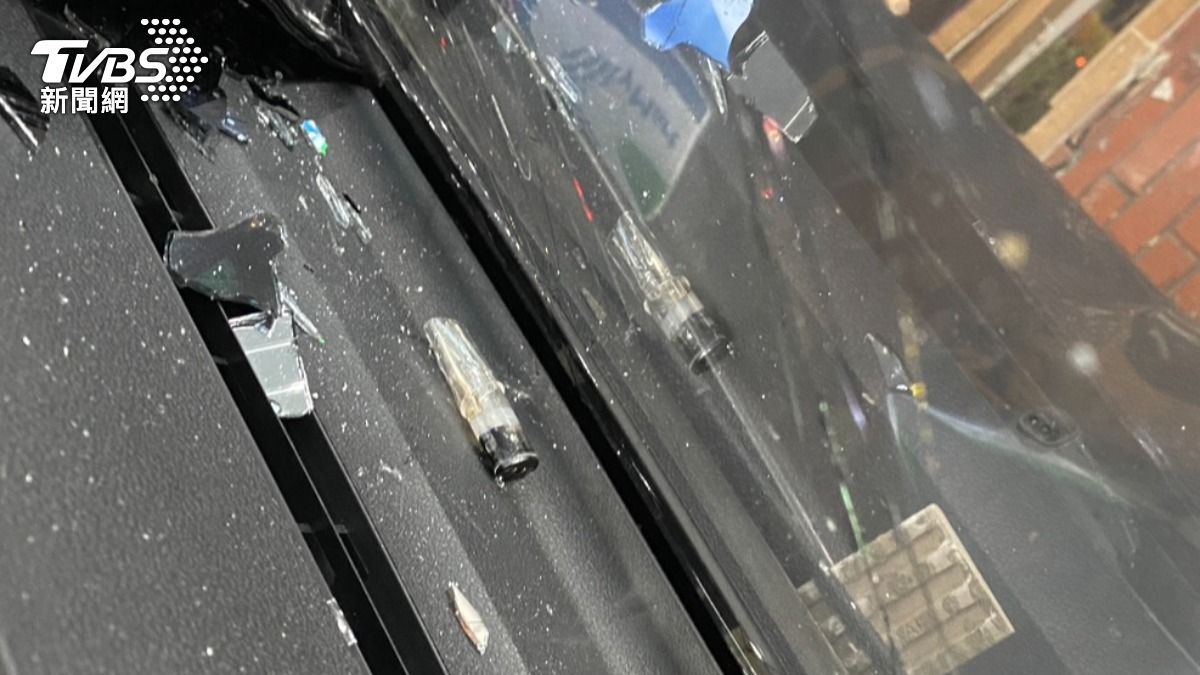 警方在車內查獲喪屍菸彈。（圖／TVBS）
