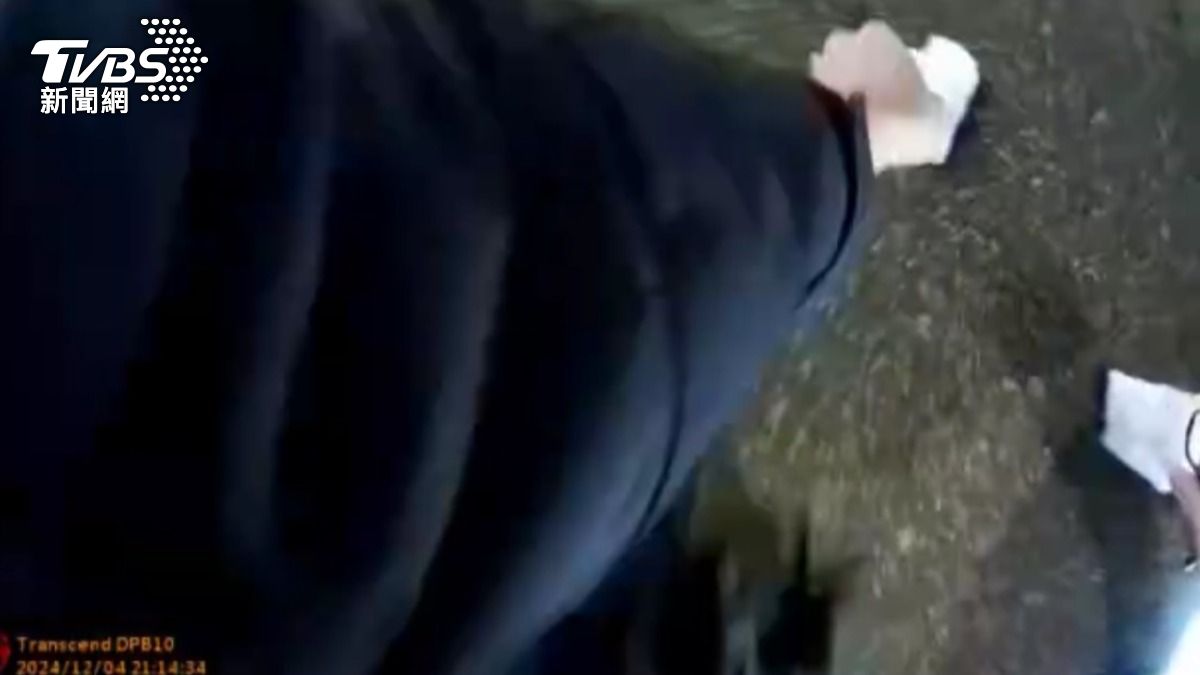 員警撿拾嫌犯丟棄的毒品。(圖/TVBS)