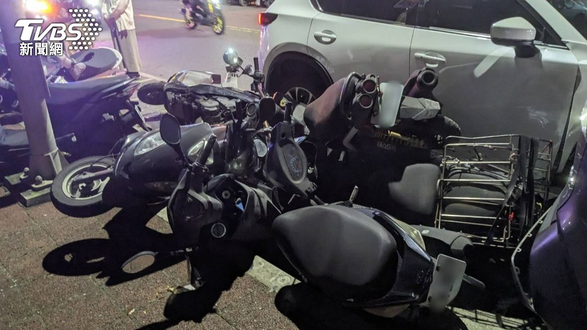 賠慘了!新北女開車恍神「方向盤偏移」…失控連撞14車
