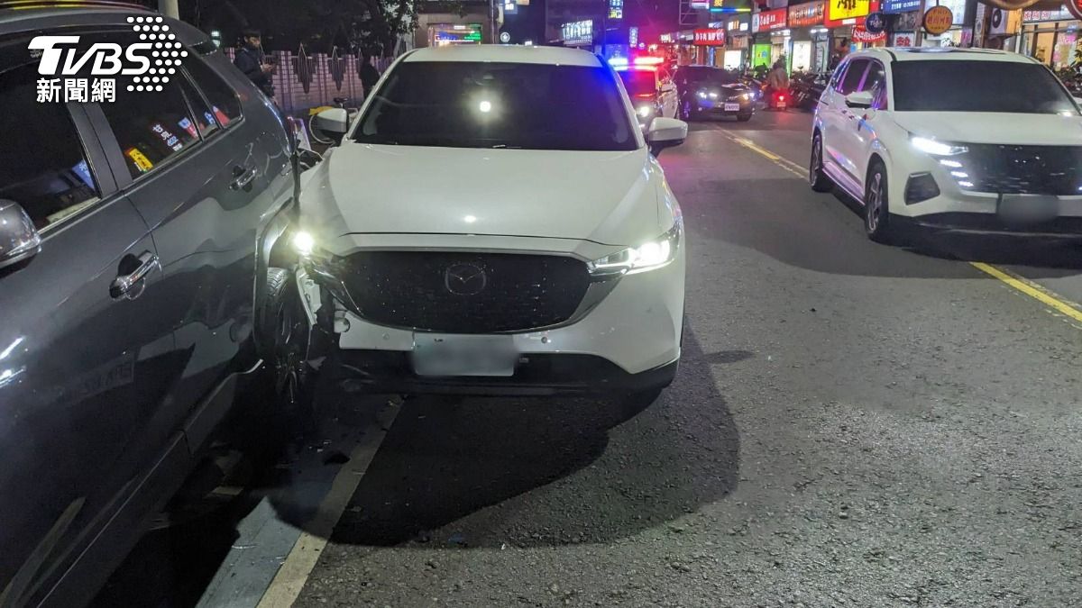 劉姓女駕駛恍神撞倒多輛機車、汽車。(圖/TVBS)