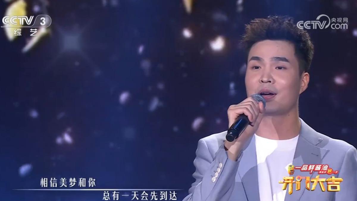 大陸創作歌手承桓〈我會等〉一曲奪「全球最多串流收聽次數華語流行歌曲」第1名。(圖/翻攝自微博)