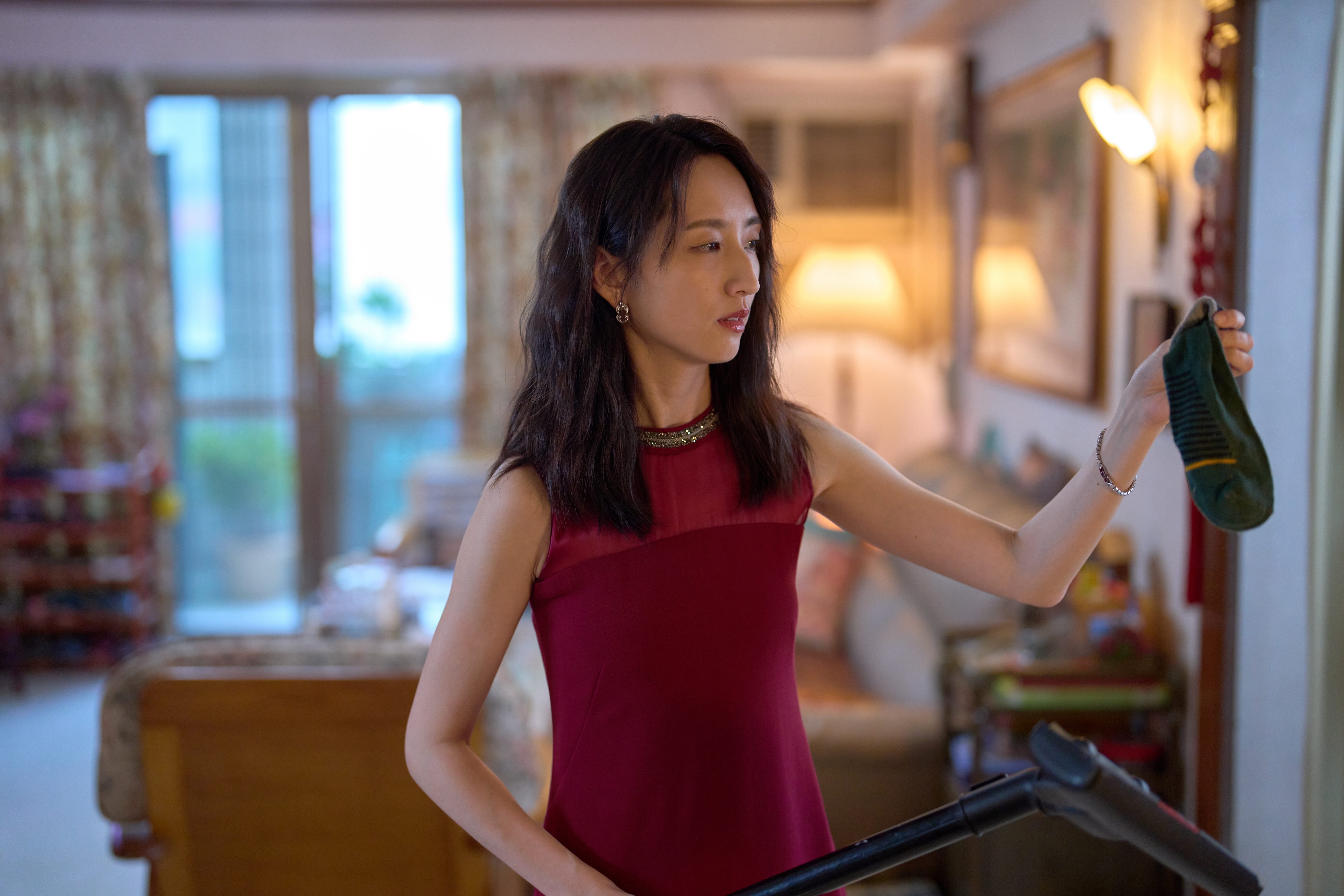 柯佳嬿飾演潑辣厭世的人妻林宜玲,性格火爆厭世金句連發。(圖/Netflix提供)