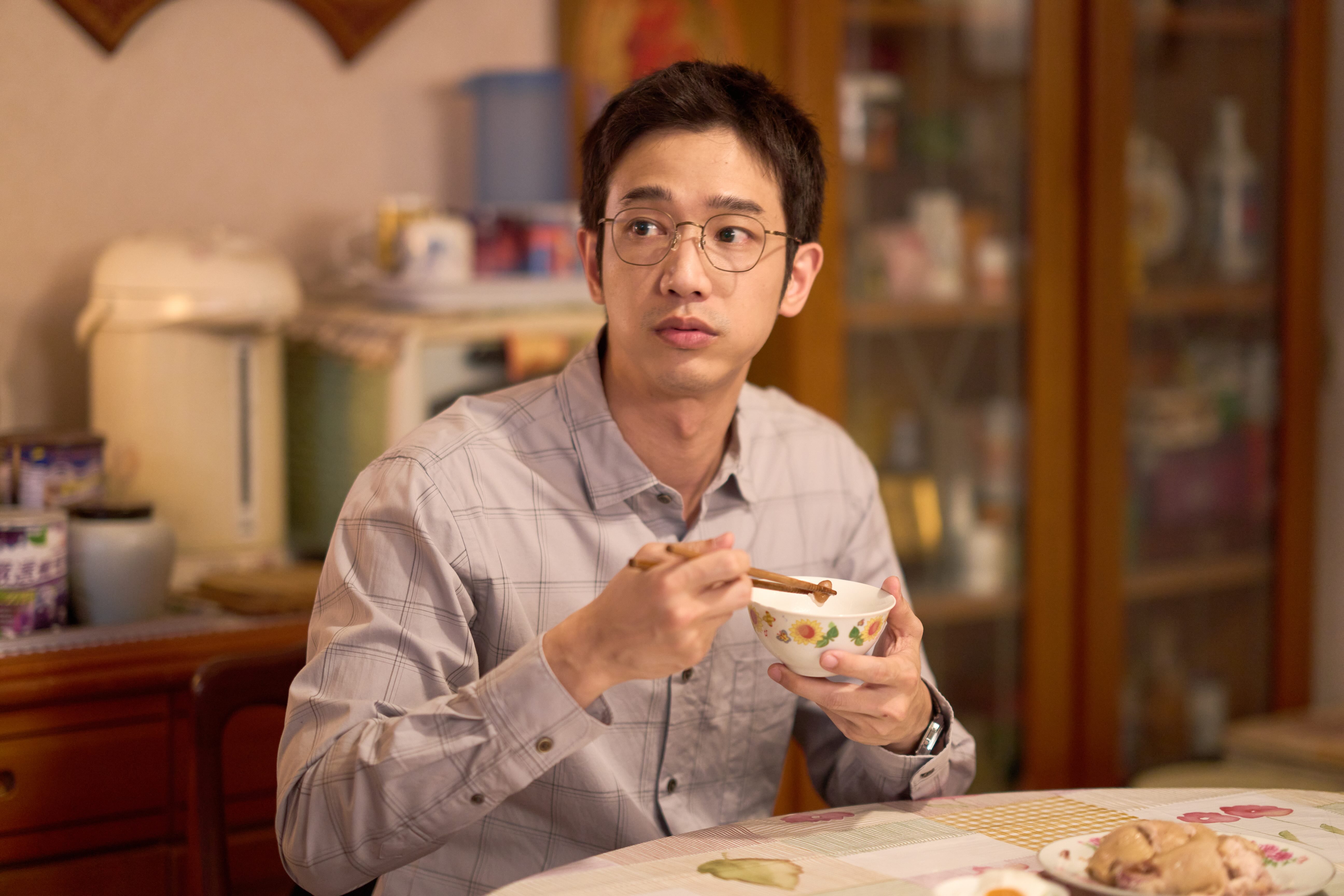劉以豪飾演呆萌但不修邊幅的「媽寶人夫」曾學友。(圖/Netflix提供)