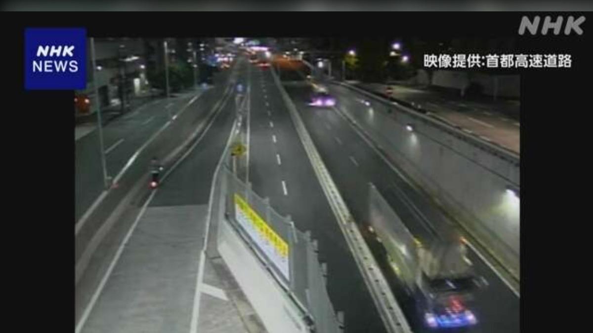 東京澀谷首都高速道路日前遭電動滑板車誤闖。（圖／NHK）