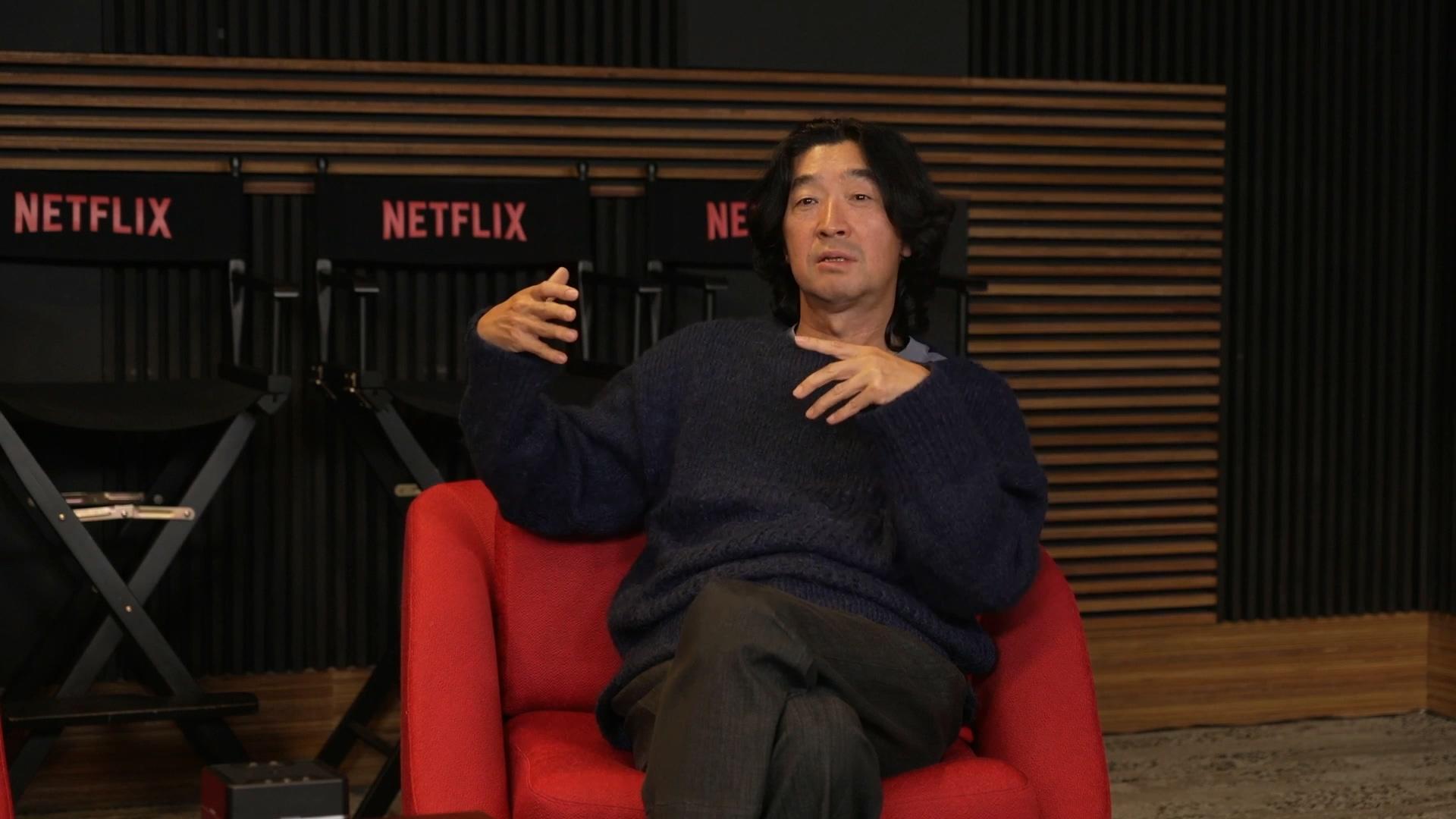導演金圭泰說整個團隊為了水晶吊燈費盡心思。（圖／Netflix提供）