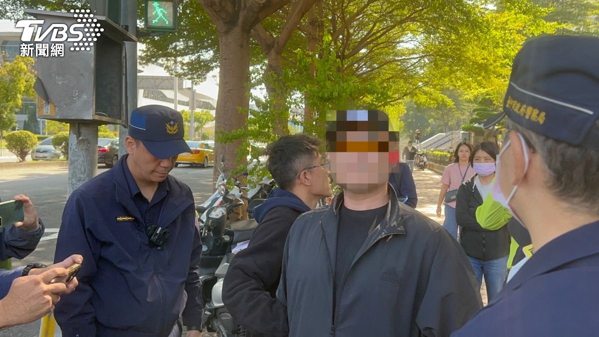 黑衣男飛撲上前痛毆夏男。（圖／林冠丞攝）
