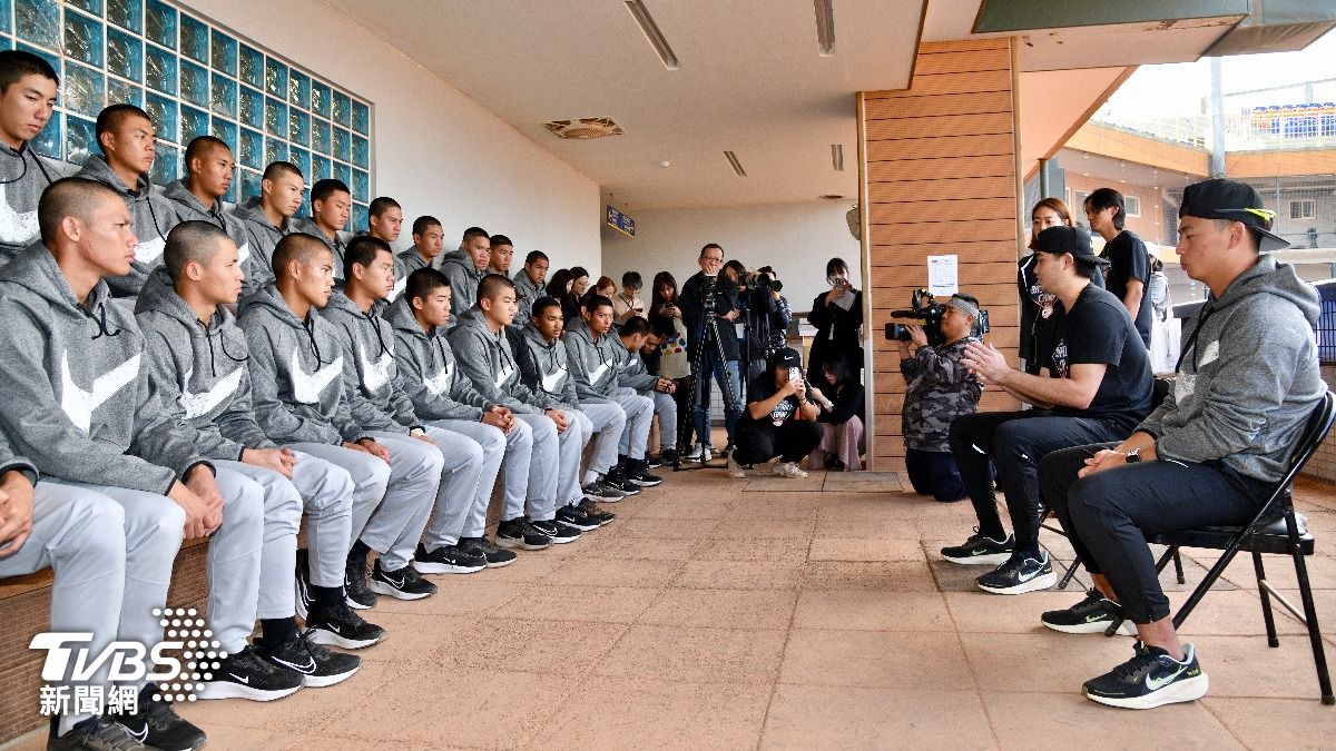 旅外好手陳柏毓和鄭宗哲今天獲邀來到NIKE青棒訓練營,分享旅外心得。(圖/胡瑞麒攝)