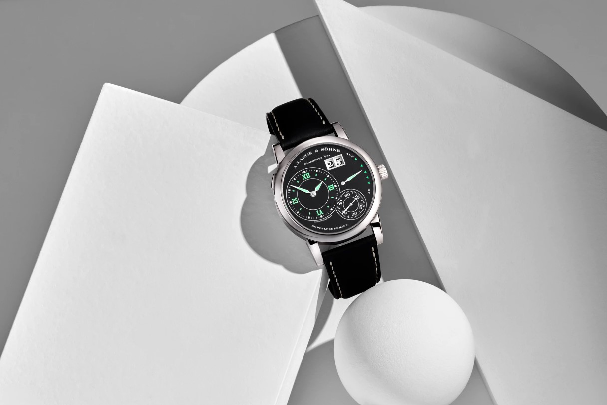 朗格「LANGE 1」Luminous白金腕錶,整體設計黑白分明,加上夜光標記,格外醒目。