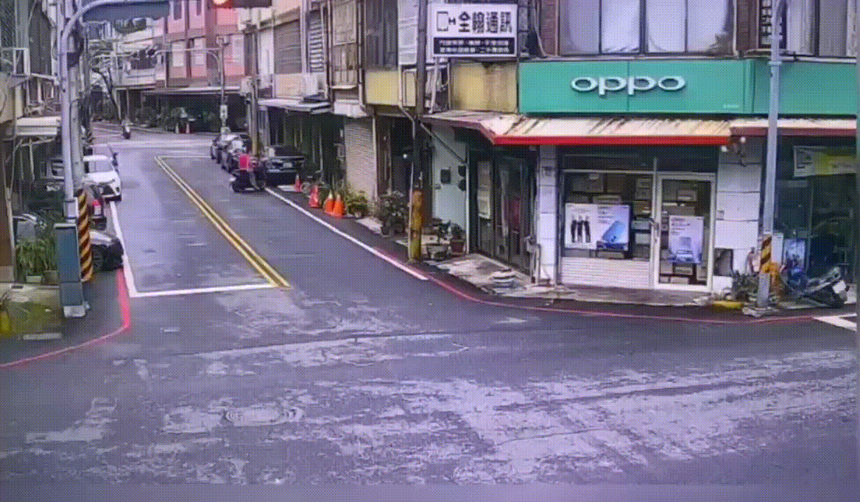 撞擊瞬間曝光。（圖／TVBS）