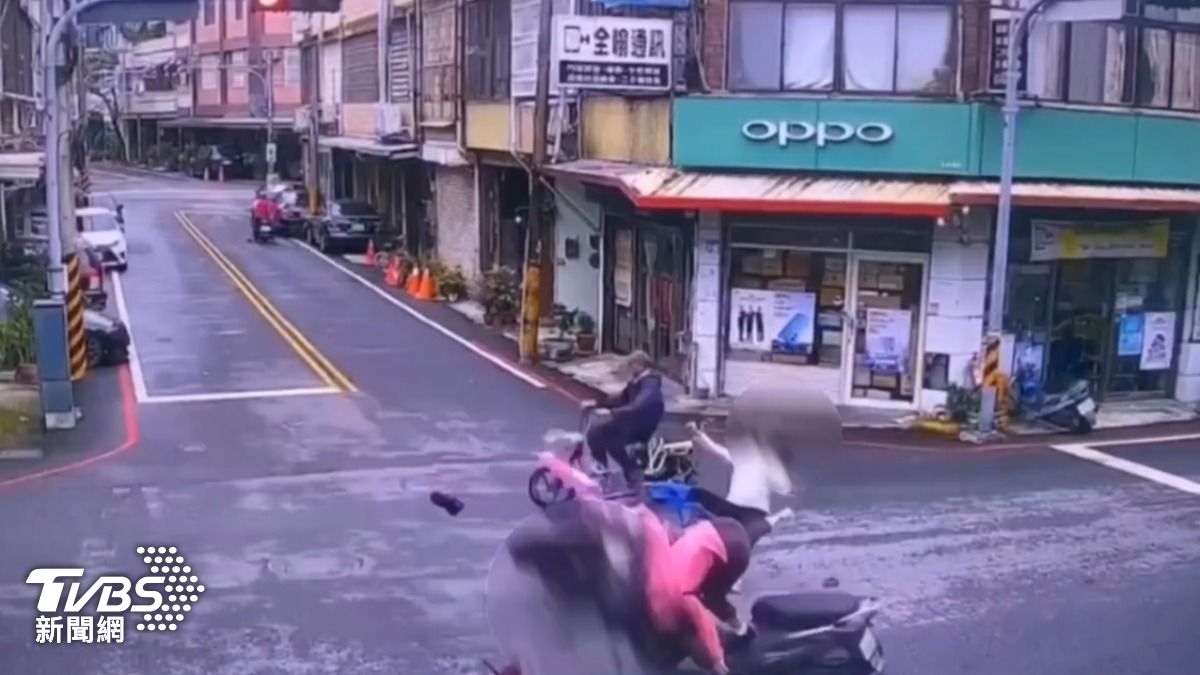 有片/花蓮7旬嬤騎車闖紅燈!女照服員閃避不及撞上 1人慘死