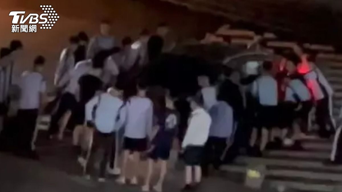 警專大隊長晚間撞車學生出來幫忙抬車。（圖／翻攝畫面）