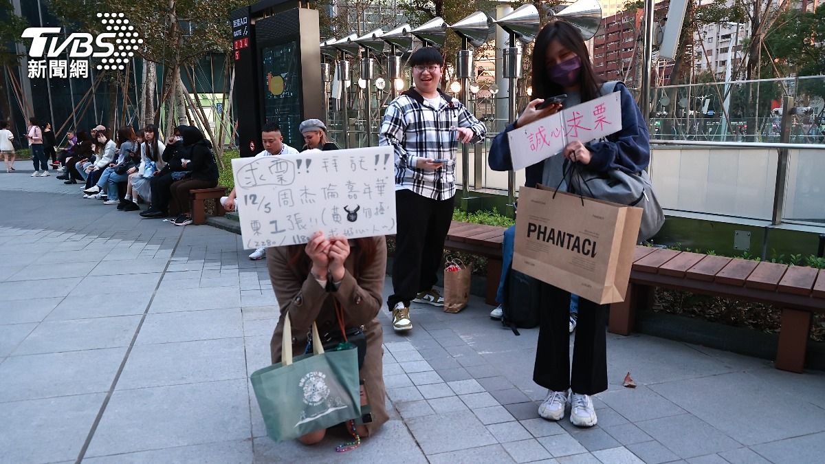 直擊／搶不到周杰倫！粉絲當場跪地求票　遺憾故事曝光