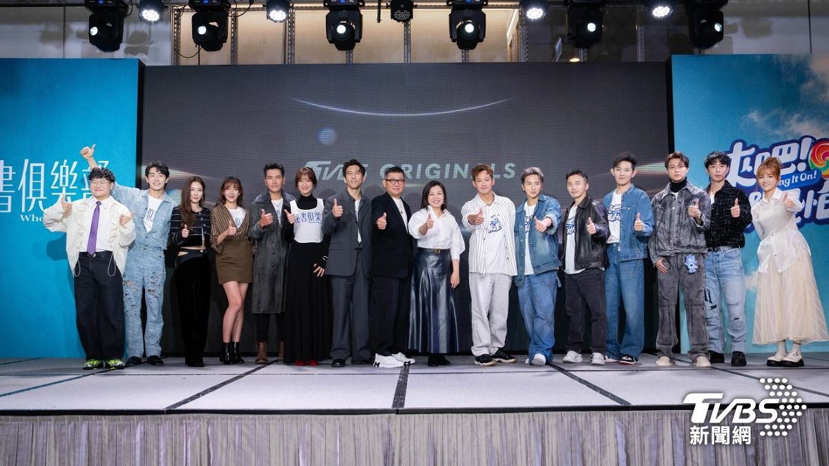 鄭豐毅(左起)、管麟、曾莞婷、楊晴、王傳一、賴雅妍、修杰楷、TVBS副總經理 郝孝祖、TVBS總經理 劉文硯、威廉、小煜、阿緯、敖犬、王子、小杰、朵拉一同出席記者會。(圖/TVBS)