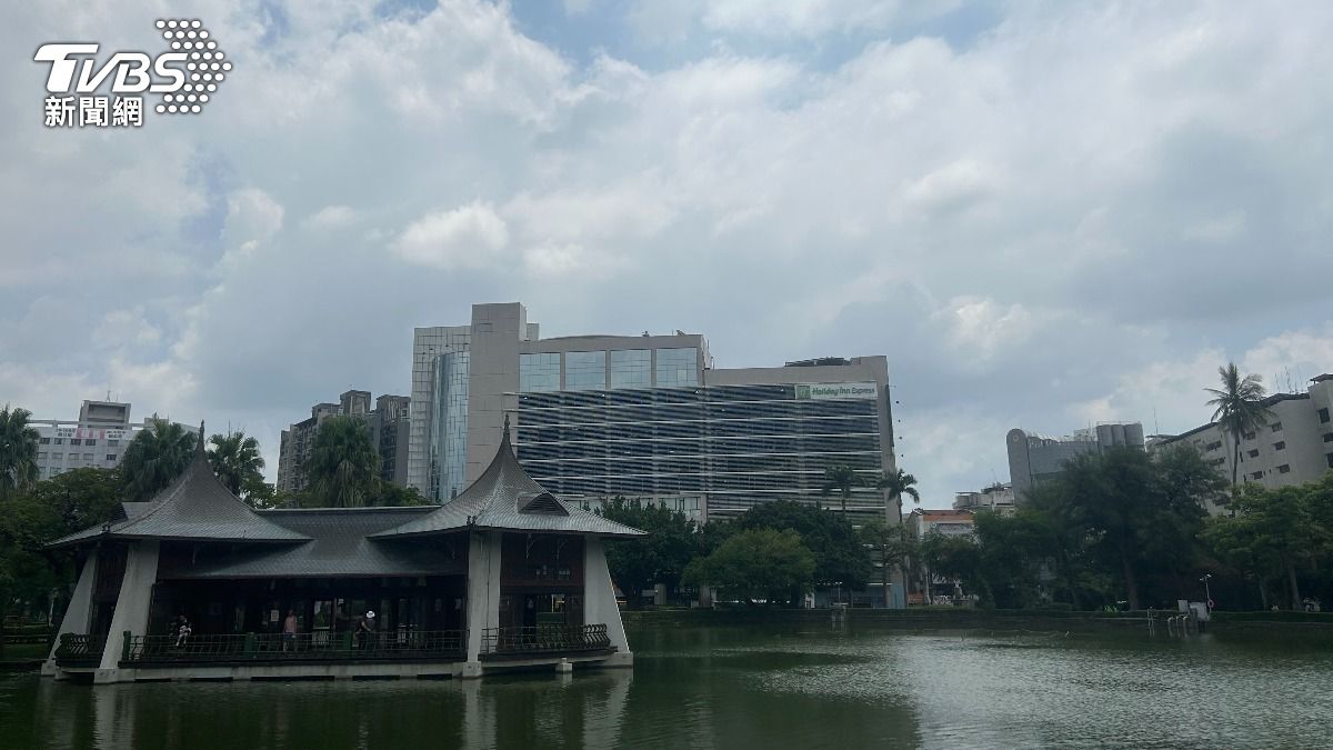 快訊／傍晚僅17度！女離奇墜落台中公園日月湖　全身無力送醫