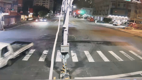 林男衝入得來速車道。(圖/TVBS)