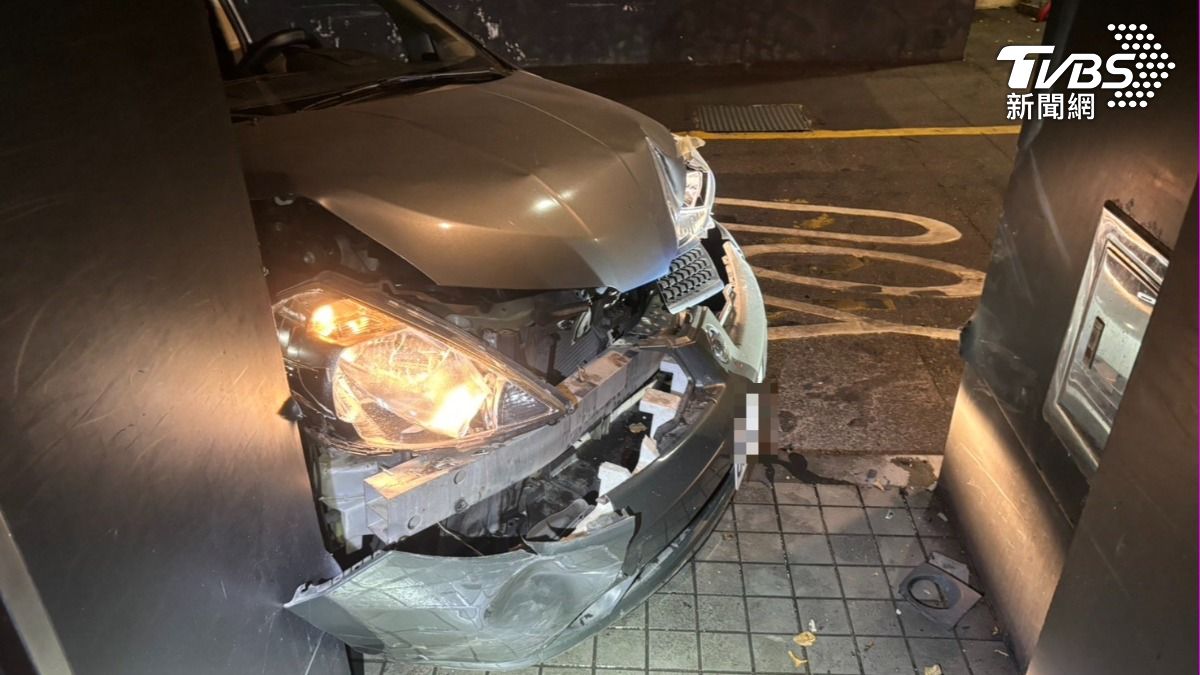 車頭嚴重爆開。(圖/TVBS)