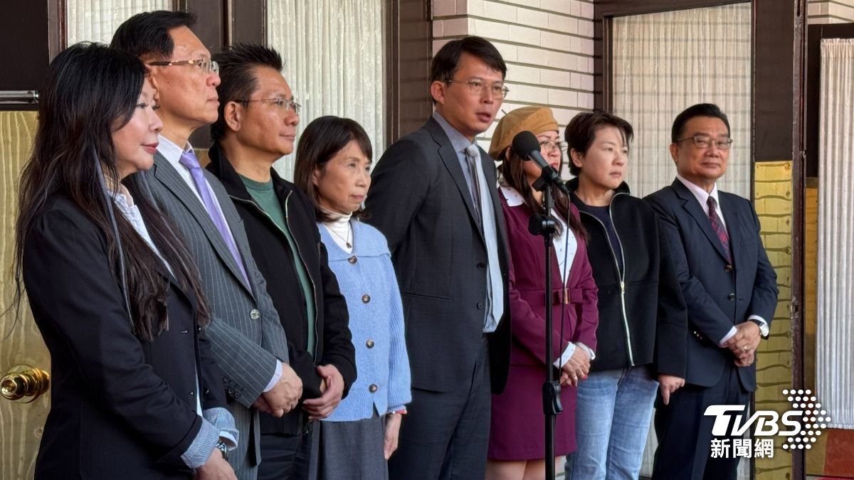 民眾黨立委全員到齊聲援陳昭姿。(圖/劉庭宇攝)