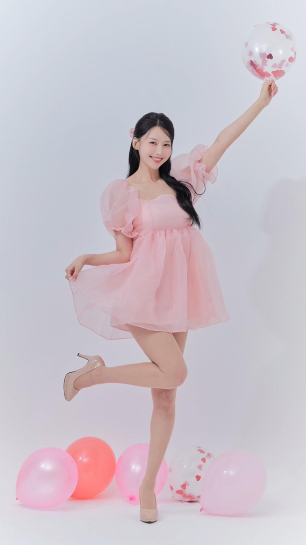 韓籍啦啦隊女神李雅英開心分享台北快閃店。(圖/onepickent_official提供)