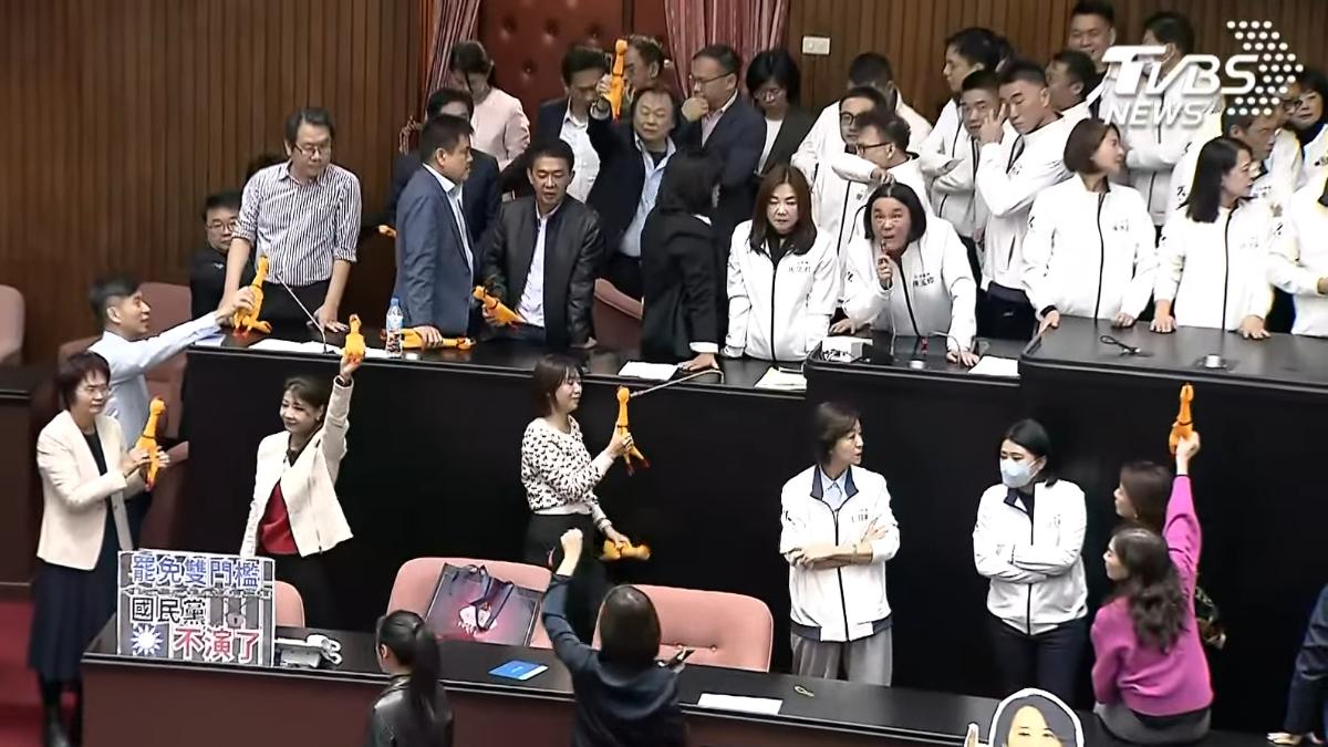 立院亂鬥綠委齊按「尖叫雞」 陳玉珍:不會論述只會製造噪音