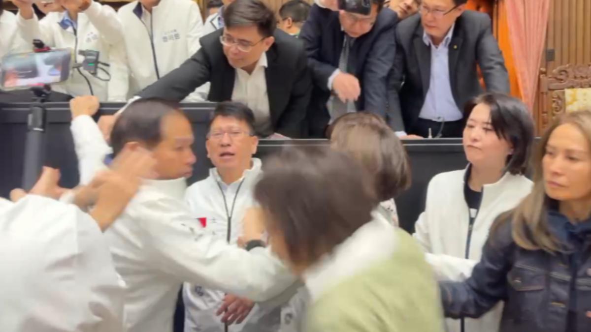 國民黨立委鄭天財推民進黨立委邱議瑩(著綠衣者)一把。(圖/林楚茵提供)