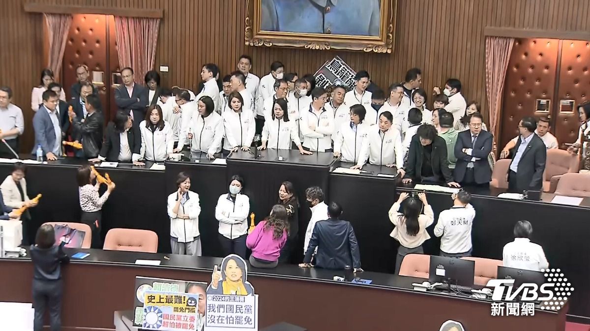 快訊/藍綠為《選罷法》又開打!王美惠手掛彩 陳玉珍衣被扯開