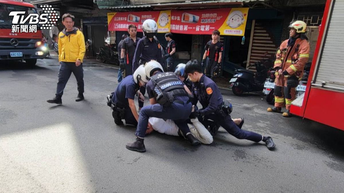 嫌犯遭到警員壓制逮捕。（圖／TVBS）