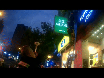 柯婦突發奇想,規劃從四樓沿著廣告招牌攀爬而下。(圖/TVBS)