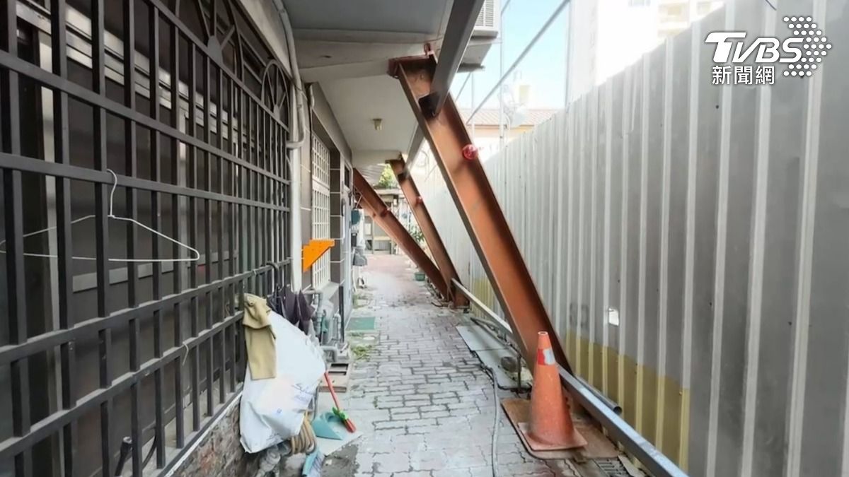自家外牆用鋼筋支撐外牆。（圖／TVBS）