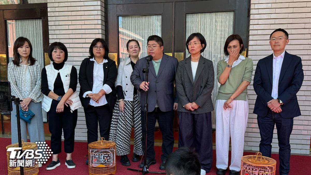 民進黨團在會後召開記者會，民進黨立委邱議瑩也落淚。（圖／劉庭宇攝）