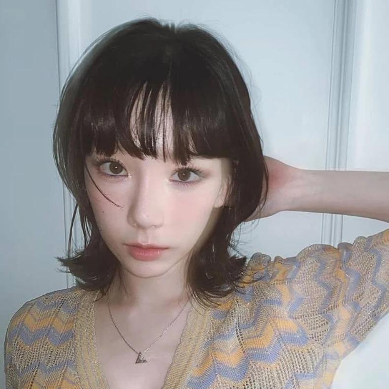 太妍—外翹短捲髮。(圖/翻攝自IG@taeyeon_ss)