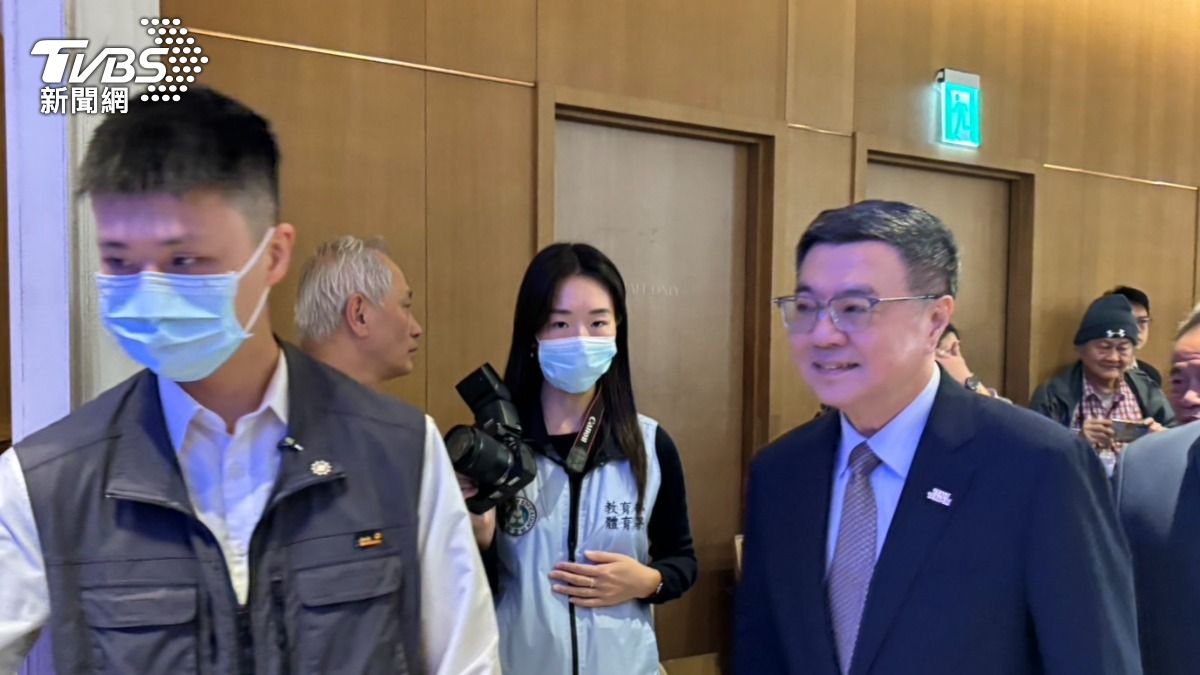行政院院長卓榮泰親自為選手頒發國光獎章。(圖/萬紹安攝)
