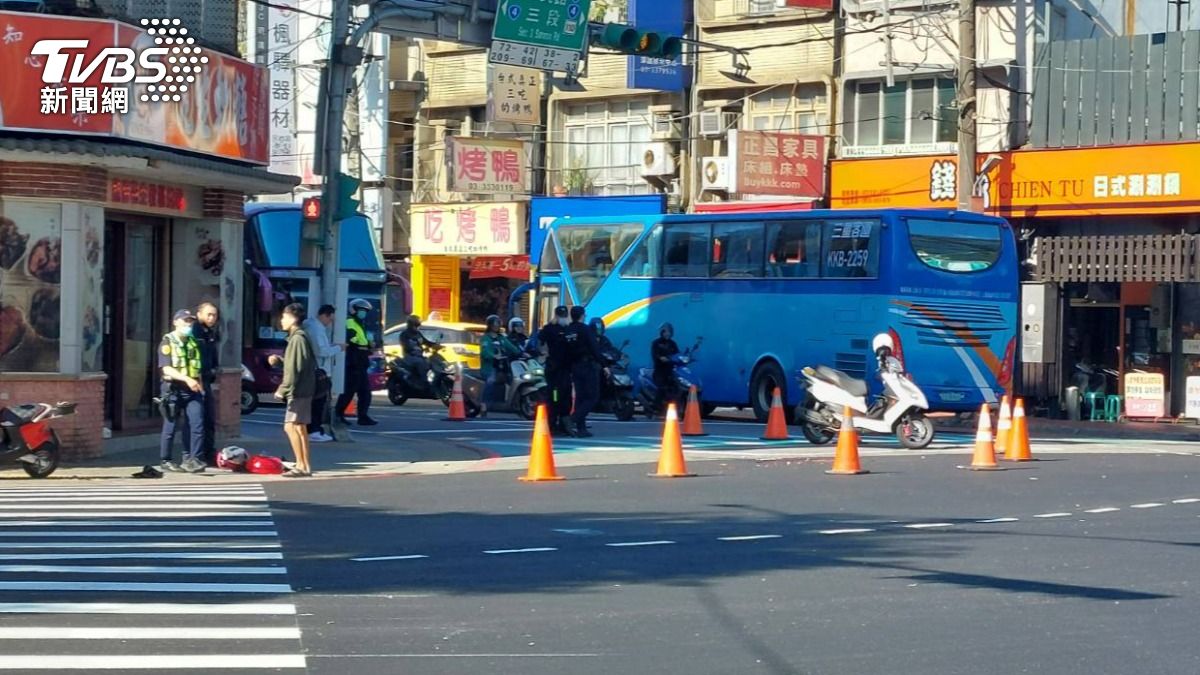 桃園微電車騎士遭大貨車輾斃。（圖／TVBS）