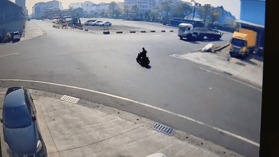 有片/高雄港奪命路口 貨櫃車「無煞車撞機車」騎士捲巨輪亡