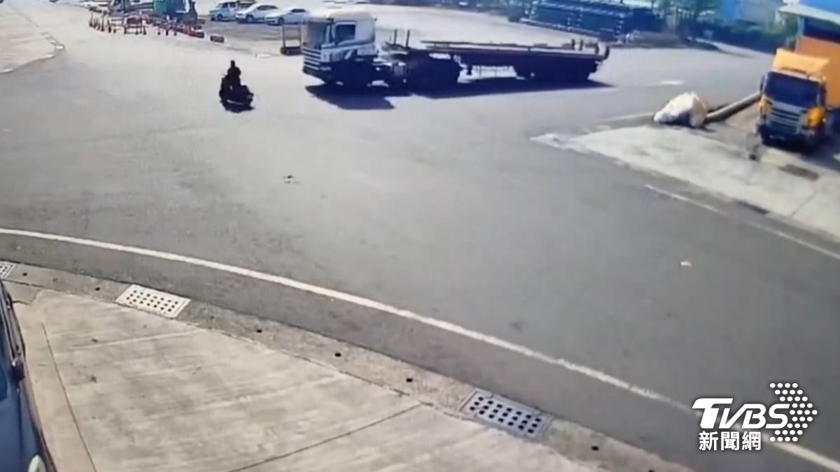 貨櫃車疑未注意到有機車經過，兩車在路口相撞。（圖／TVBS）