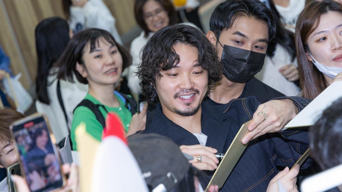 太寵粉!磯村勇斗在松山機場辦簽名會 日本阿嬤路過驚呼:卡哇伊