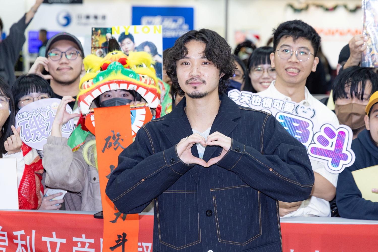 磯村勇斗跟粉絲一起合照。(圖/COME ON JKSSP提供)