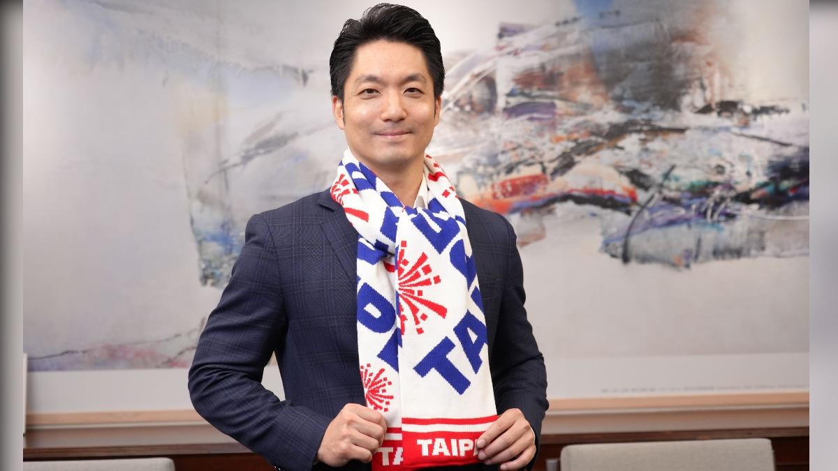 「台北跨年圍巾」開賣!蔣萬安親自當模特兒 價格、販售地點曝