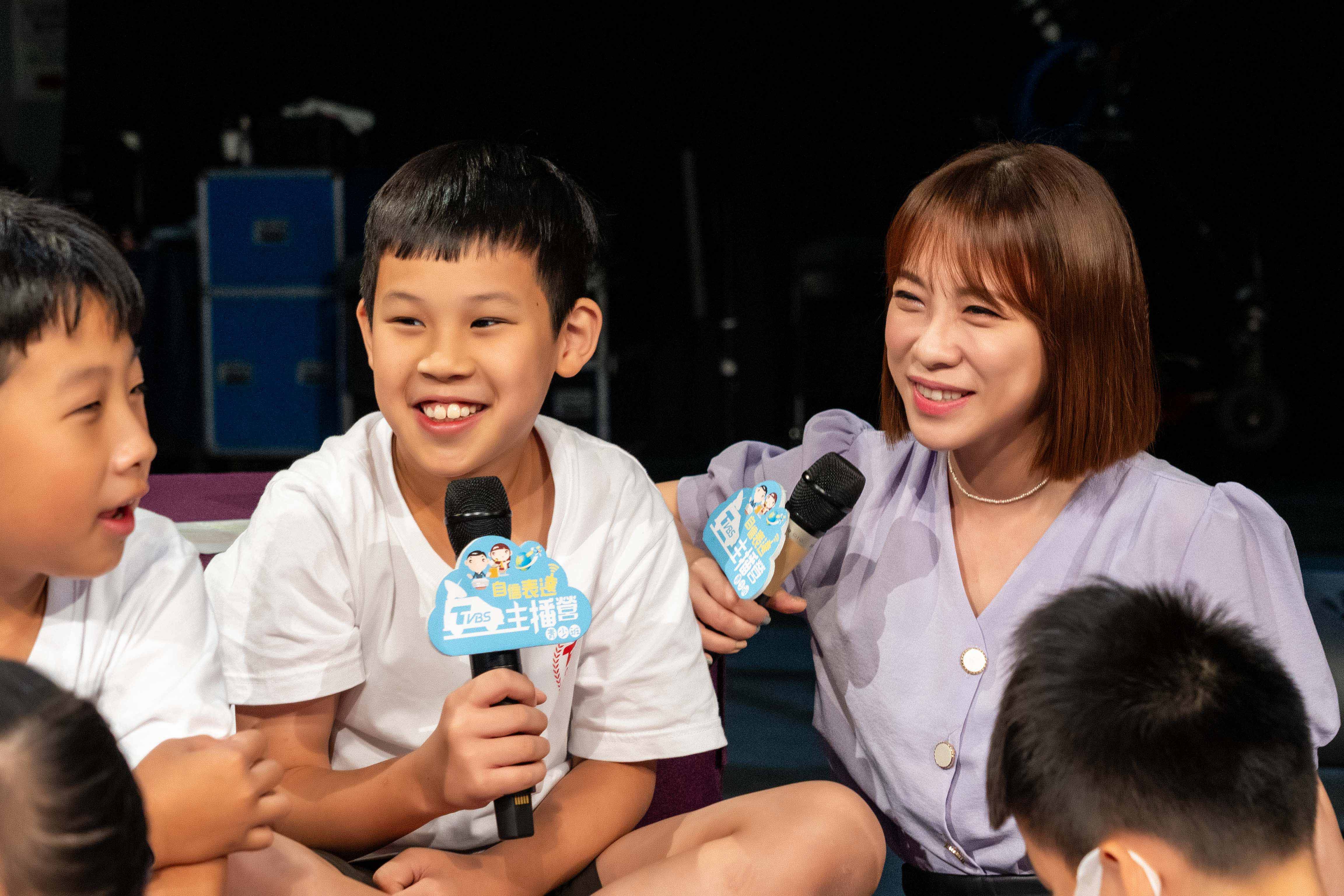 ▲ TVBS專業新聞詹舒涵主播細心陪伴學員並傳授播報技巧。照片╱TVBS提供