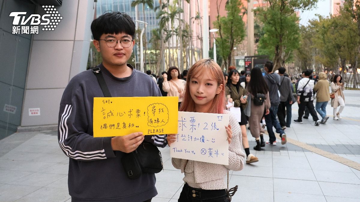 女粉絲希望幫媽媽求票。(圖/張哲鳴攝)